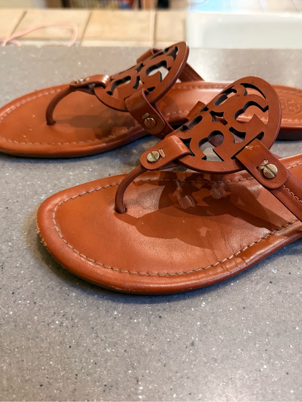 Tory Burch Tan Leather Miller Logo Thong Sandals - Picture 4 of 4